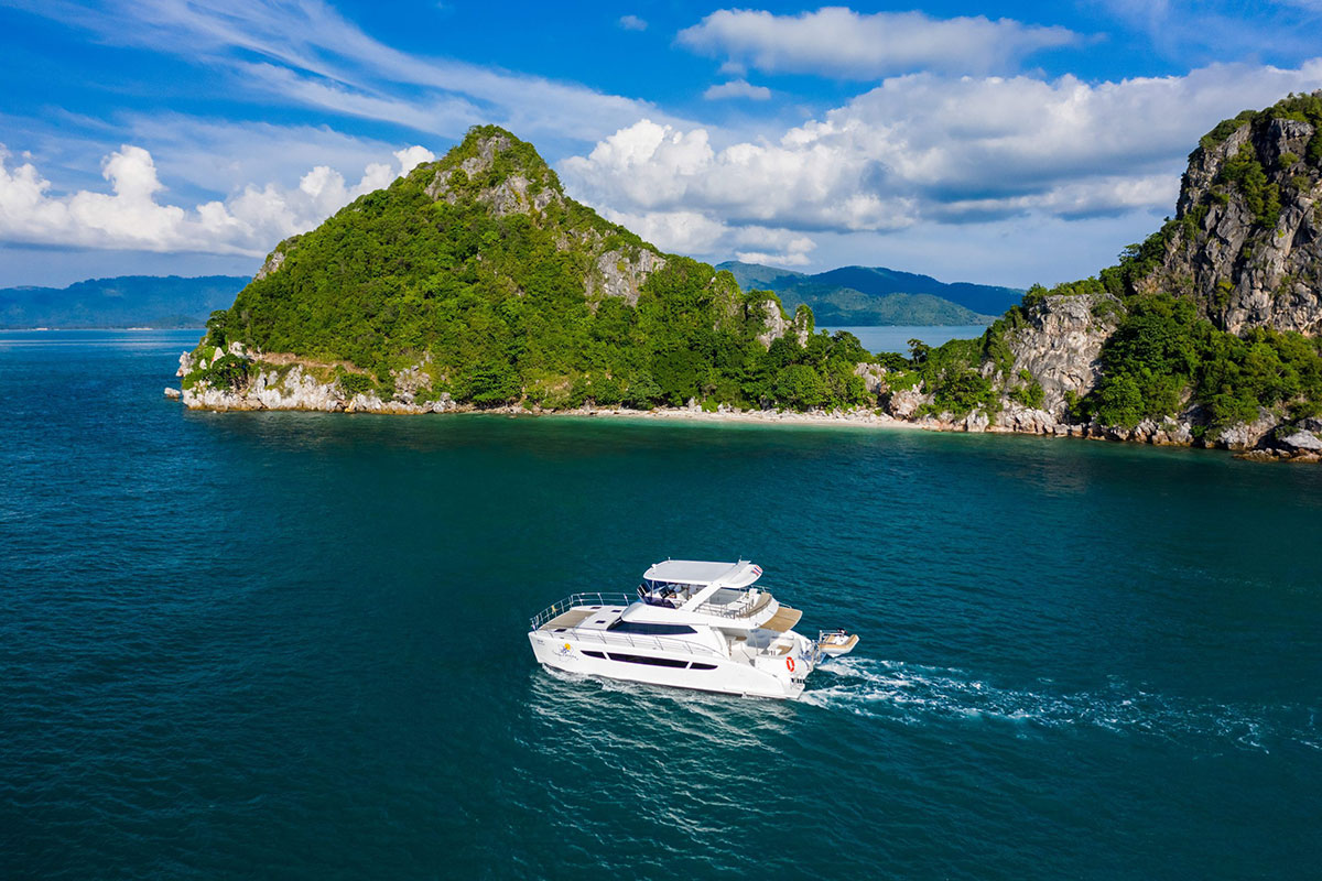 15-metre power catamaran front view - luxury boat charter Samui