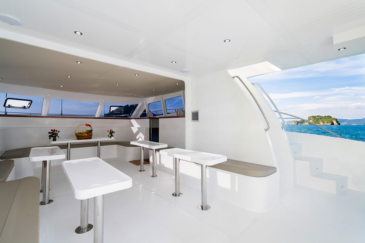 15-metre power cat cruising in Samui - premium boat hire