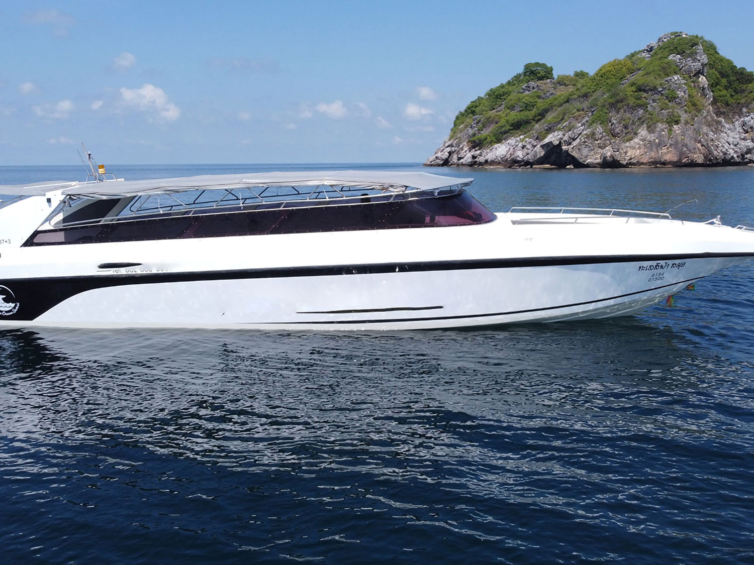 3-engine speedboat front view - high-speed boat charter Samui