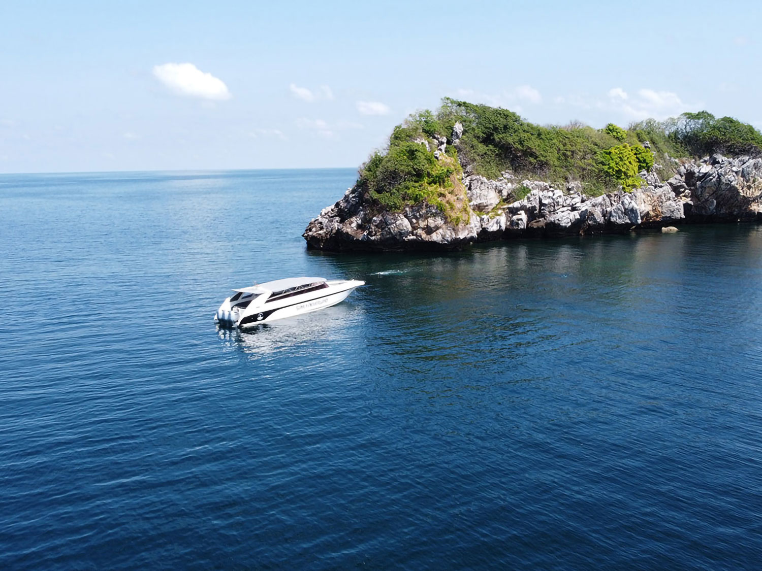 Side view of 3-engine speedboat - fast boat charter Koh Samui