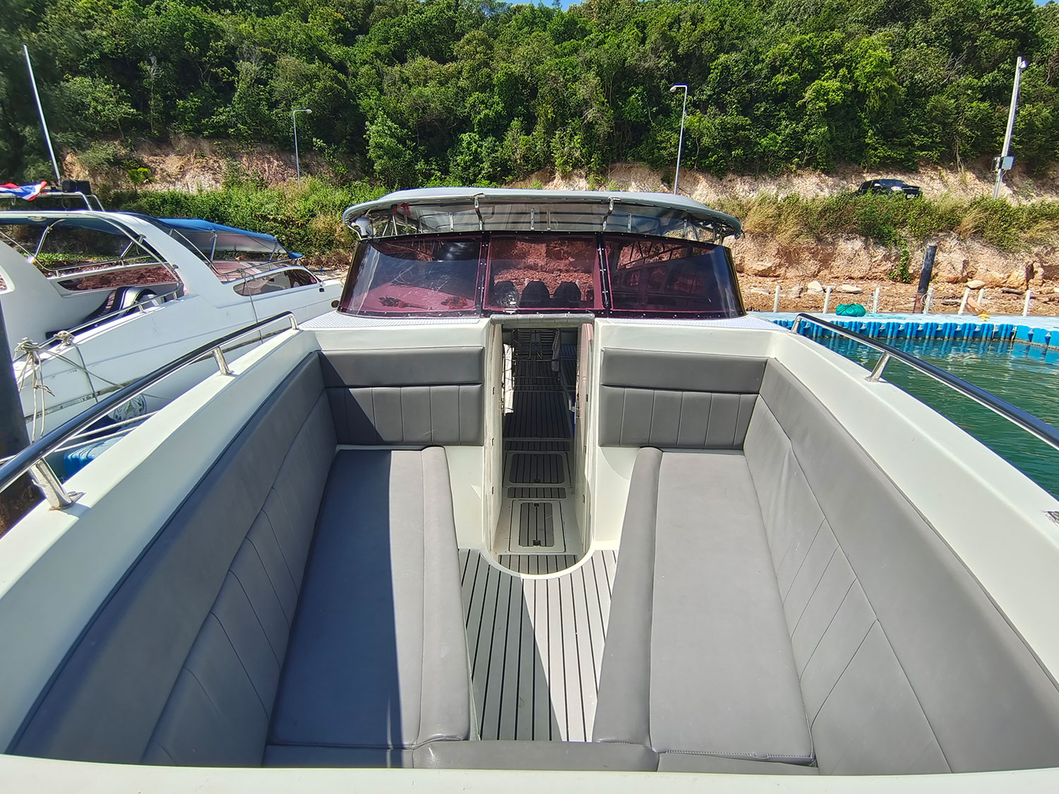 3-engine speedboat cruising - Oceans Elite Samui