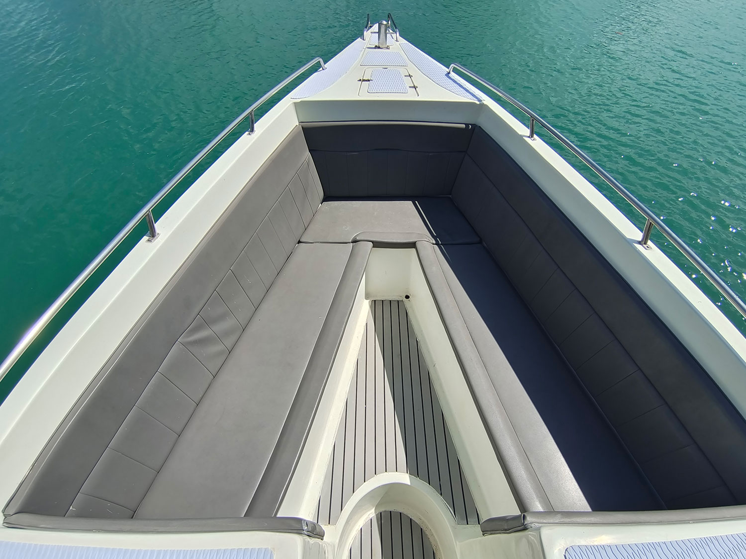 Seating arrangement - 3-engine speedboat Samui charter