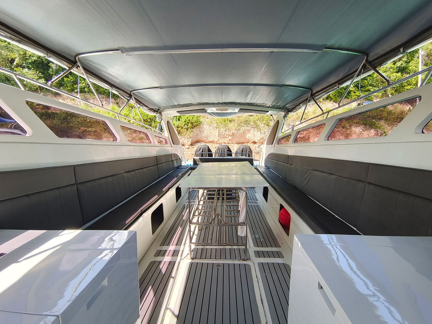 Powerful 3-engine yacht - fast boat Samui